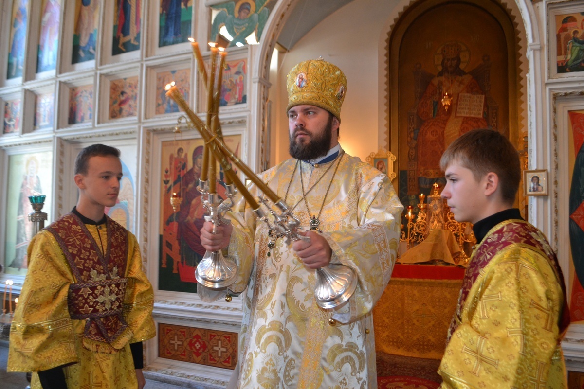 Архиерейское богослужение в престольный праздник святителя Алексия митрополита Московского