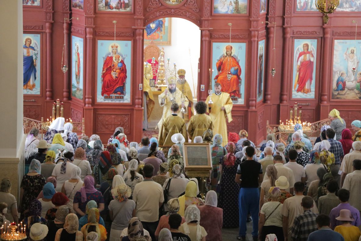 Божественная литургия в Неделю всех святых, в земле Русской просиявших