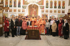 Епископ Даниил возглавил ночную Божественную литургию для молодежи в Свято-Воскресенском кафедральном соборе