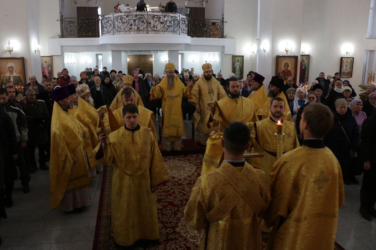 Три архиерея совершили Божественную литургию во Владимирском соборе
