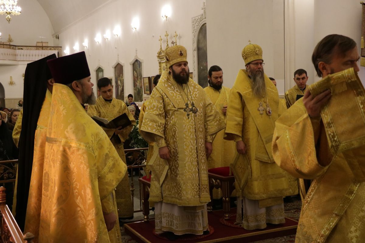 Епископ Феодор и епископ Даниил совершили Божественную литургию в Свято-Воскресенском кафедральном соборе