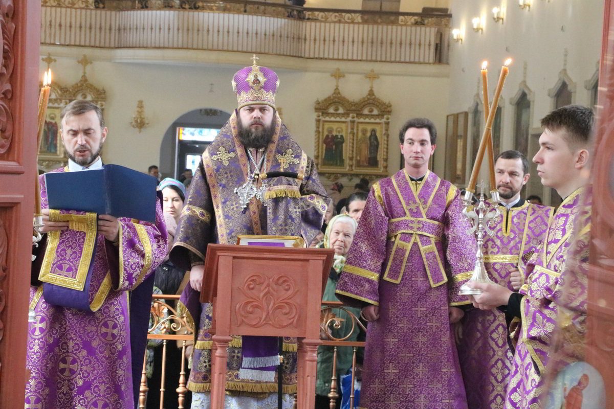Епископ Даниил совершил Божественную литургию в Свято-Воскресенском соборе