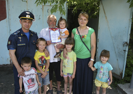 Военнослужащие авиабазы Кант поздравили главу многодетной семьи с Международным днем отца!