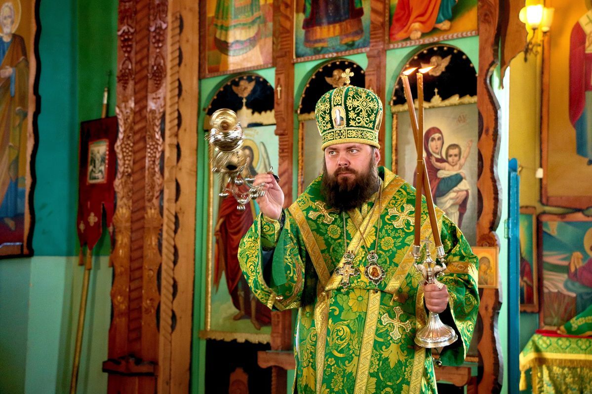 Епископ Даниил совершил Божественную литургию в храме блаженной Ксении Петербургской в Балыкчи и представил прихожанам нового настоятеля
