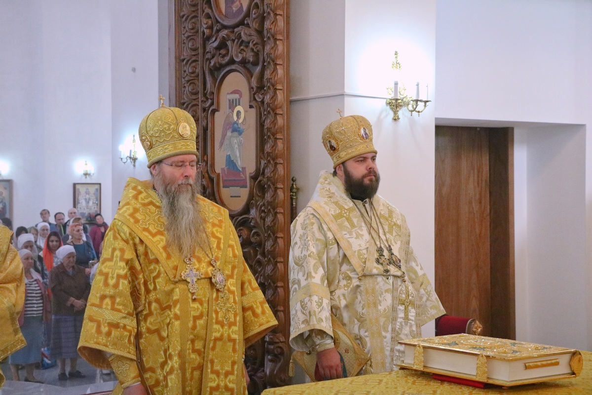 Архипастыри совершили Божественную литургию во Владимирском соборе