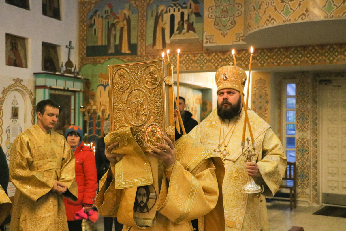 В празднование памяти трех святителей епископ Даниил совершил Божественную литургию в Свято-Воскресенском кафедральном соборе