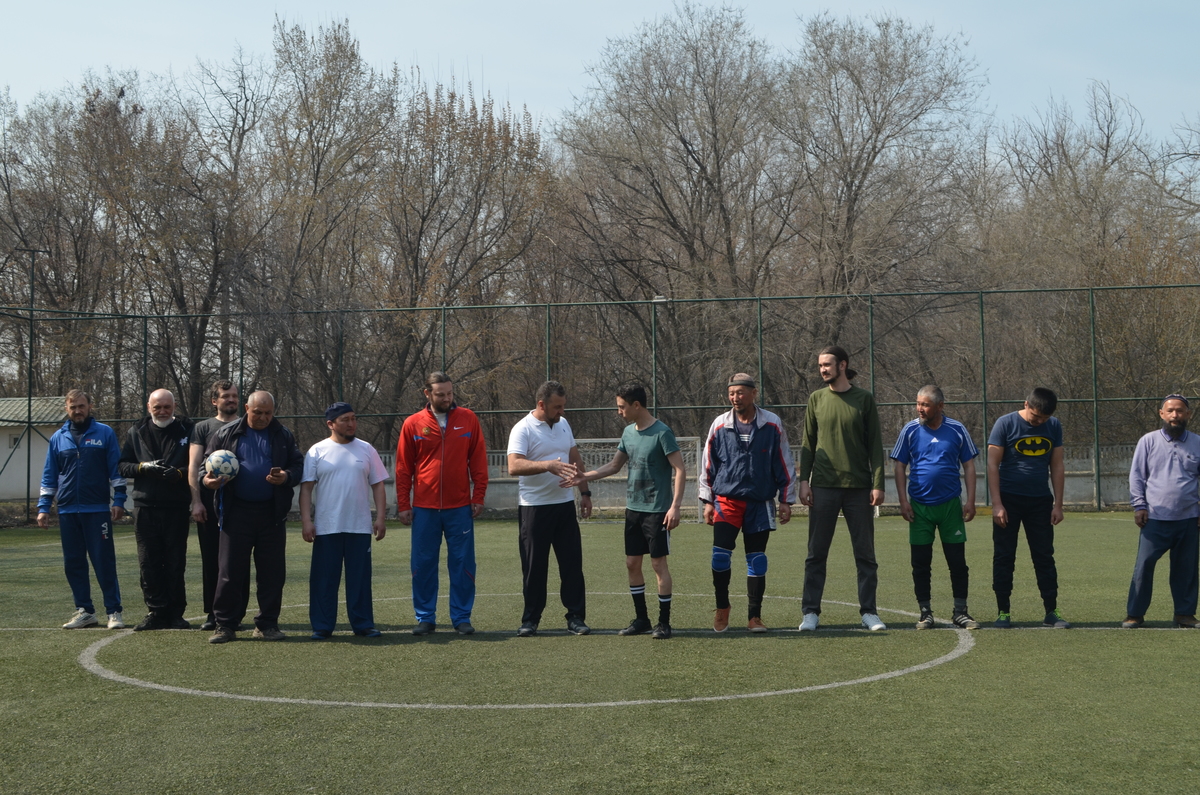 Священники Бишкекской и Кыргызстанской епархии и имамы Чуйской и Иссык-Кульской областей провели товарищеский матч по мини-футболу «Мы за мир во всем мире» (+ВИДЕО)