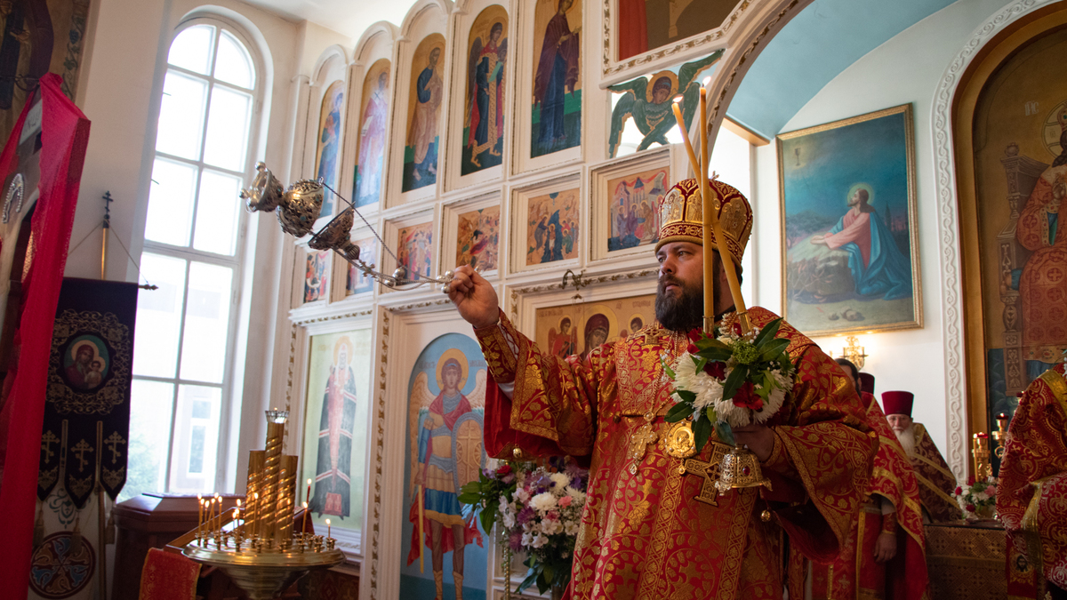 Епископ Даниил совершил Божественную литургию в Свято-Воскресенском кафедральном соборе