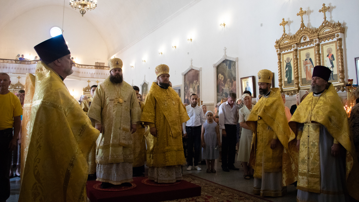 Епископ Даниил и епископ Сергий совершили Божественную литургию в Свято-Воскресенском кафедральном соборе