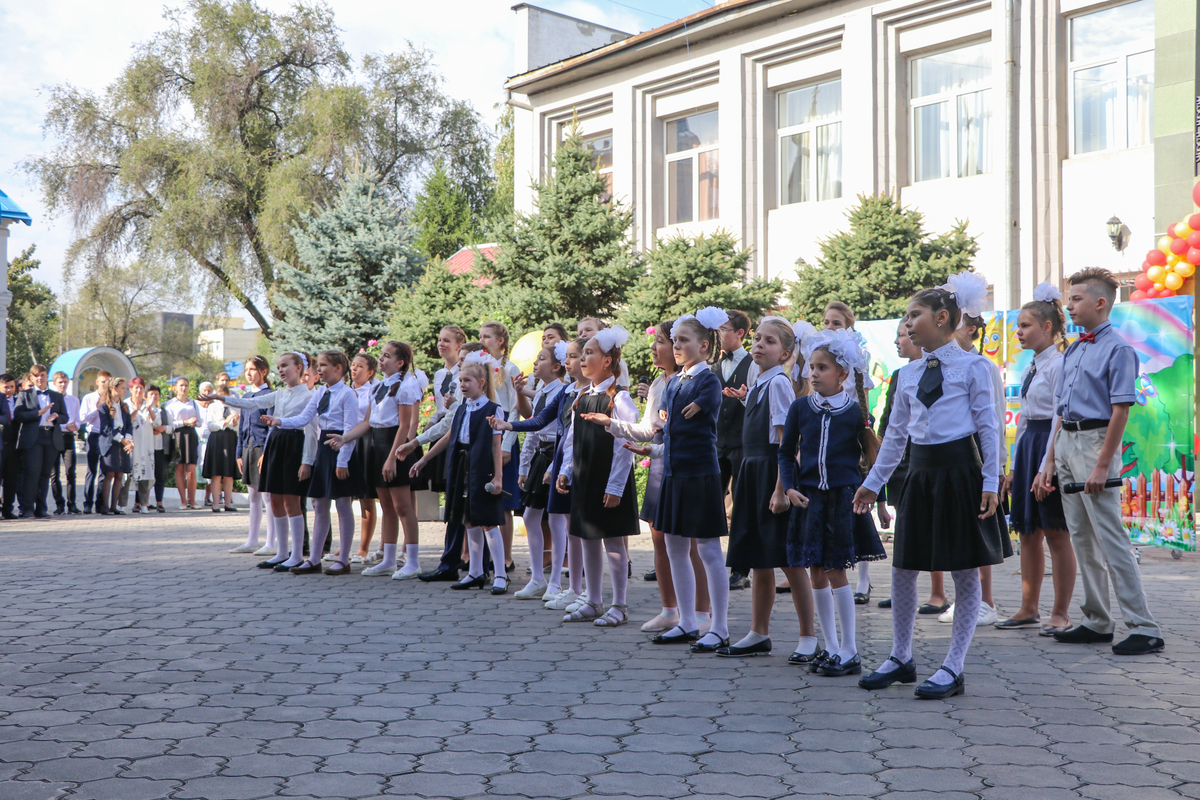 Во Владимирской школе, на территории Свято-Воскресенского кафедрального собора состоялось торжественное мероприятие, посвящённое Дню знаний 