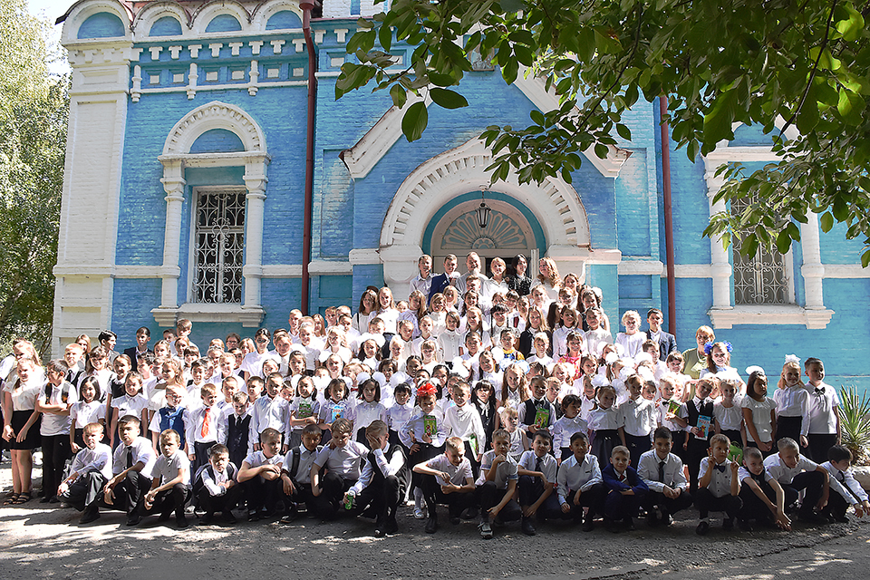 В школе «Светоч» состоялась торжественная линейка, посвящённая Дню знаний