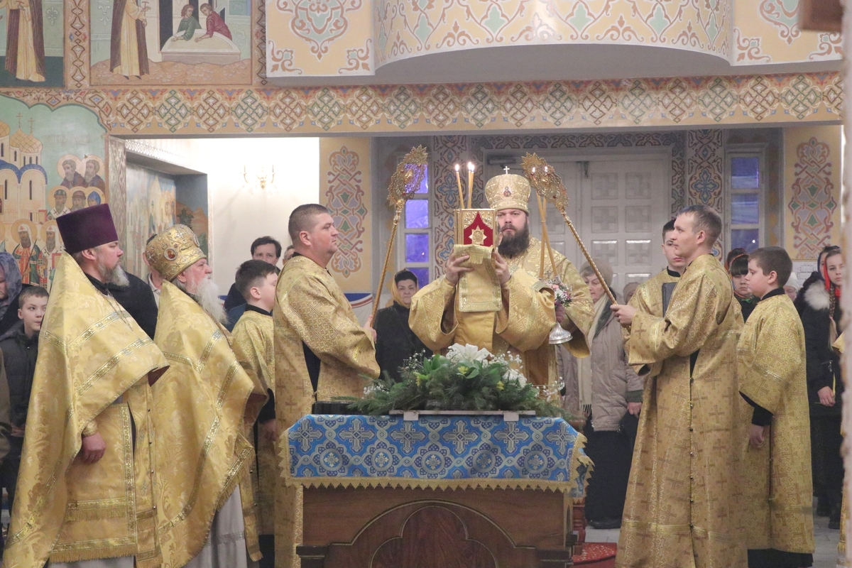 Епископ Даниил совершил Божественную литургию в Свято-Воскресенском кафедральном соборе. Поездка в горы