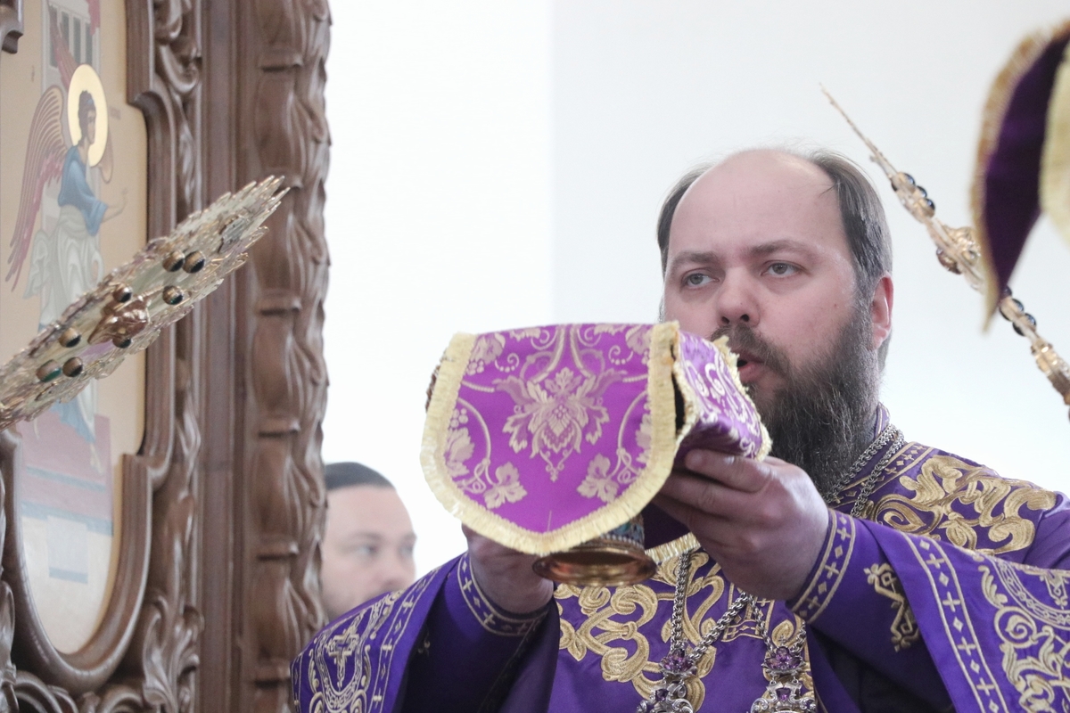 В неделю Торжества Православия епископ Даниил совершил Божественную литургию во Владимирском соборе
