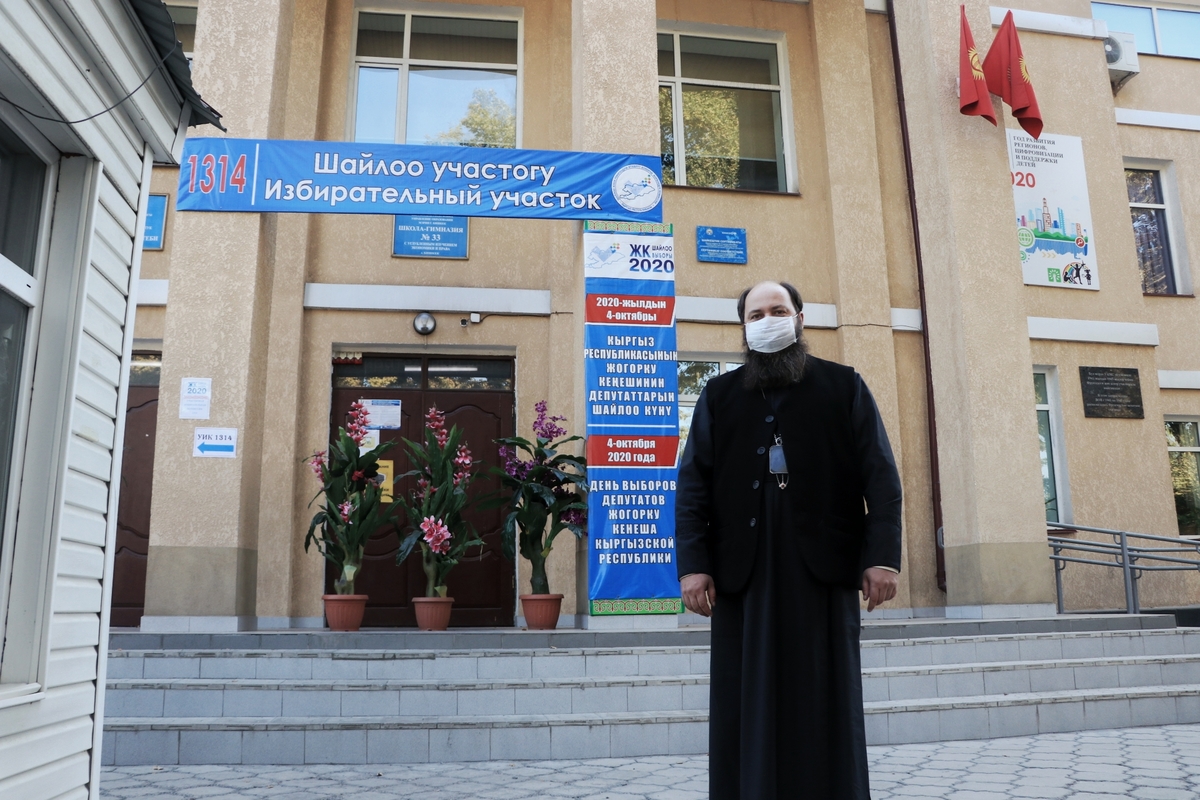 Преосвященнейший Даниил, епископ Бишкекский и Кыргызстанский проголосовал на выборах в Жогорку Кенеш