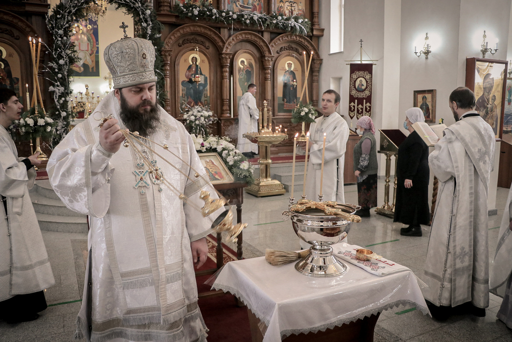 Епископ Даниил совершил Божественную литургию во Владимирском соборе