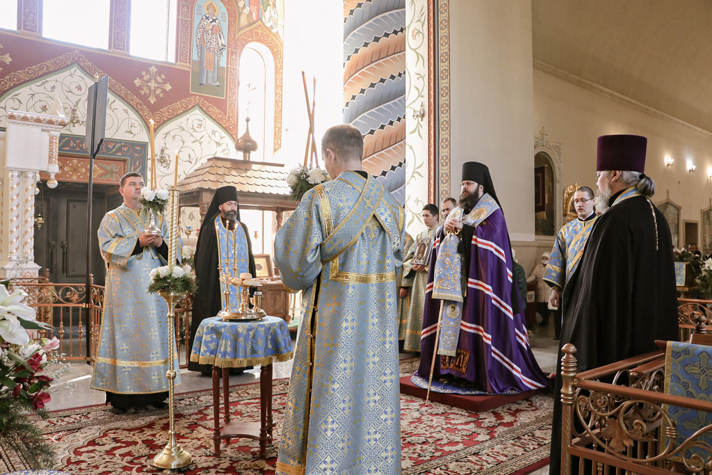 Епископ Даниил совершил Всенощное бдение и литию в Свято-Воскресенском кафедральном соборе