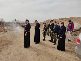 Представители молодежного отдела епархии и Семиреченского казачьего войска провели восстановительные работы на православном кладбище города Чолпон-Аты