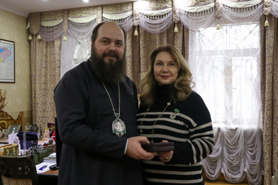 Епископ Даниил наградил бывшего депутата БГК Наталью Кулматову