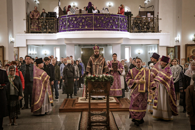 В неделю преподобной Марии Египетской епископ Даниил совершил Божественную литургию во Владимирском соборе 