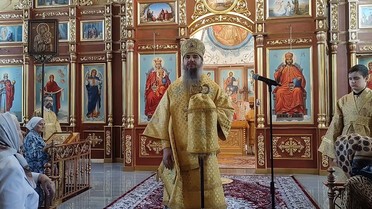 В праздник Всех Святых епископ Савватий совершил Божественную литургию в Свято-Воскресенском кафедральном соборе