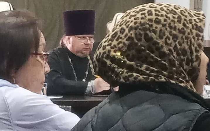 
Настоятель Успенского храма в Жалал-Абаде принял участие  в круглом столе, организованном ГКДР
