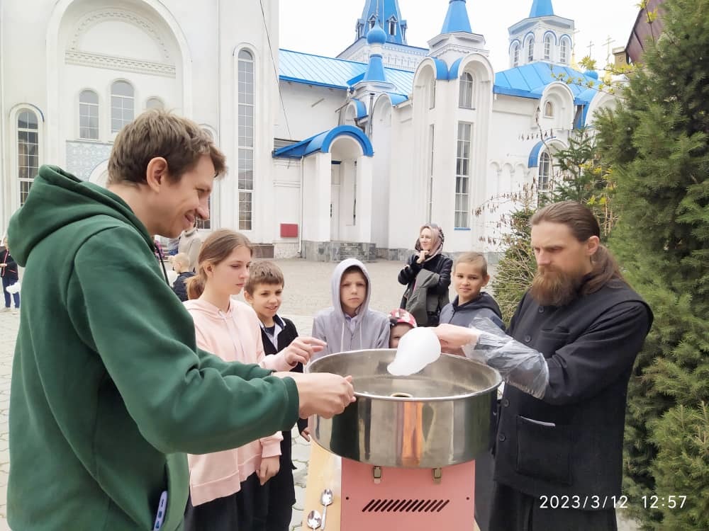 День именинника отпраздновали дети воскресной школы Свято-Воскресенского собора 