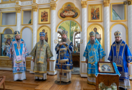 Глава Омской митрополии в сослужении епископа Савватия совершил Божественную Литургию в Спасском кафедральном соборе