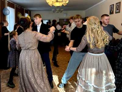 Сретенский молодежный бал объединил школьников и прихожан в Караколе