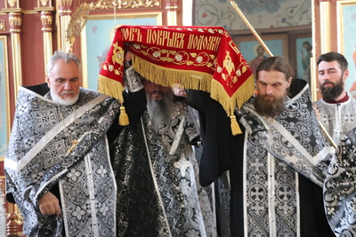 Страстная Пятница – день тишины и скорби. В кафедральном соборе совершены вынос Плащаницы и чин погребения Спасителя