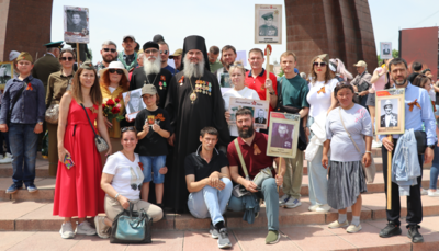 «Спасибо деду за Победу»: Бишкек вновь прошел в строю Бессмертного полка