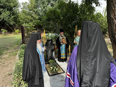 Память, сохраненная общими усилиями. Епископ Савватий освятил новый надгробный крест на могиле схимонахини Феодоры