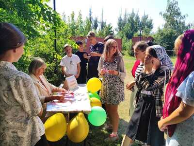 «Здравствуй, школа!». В Свято-Троицком соборе Каракола помогли детям подготовиться к новому учебному году