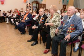 Преподаватели и ученики школы Святого князя Владимира поздравили ветеранов войны с Днем Великой Победы 