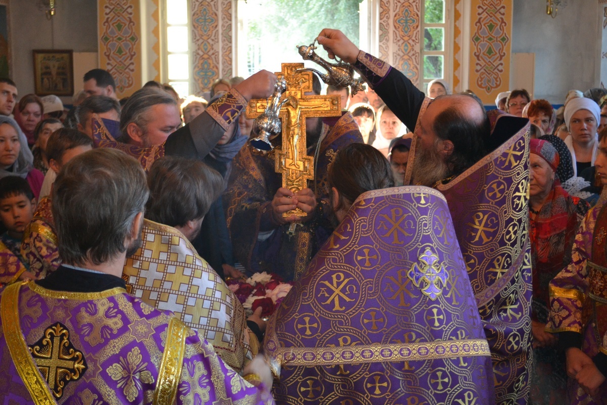 Всенощное бдение в канун праздника Воздвижения Честного и Животворящего  Креста Господня в Свято-Воскресенском соборе - Новости Бишкекской и  Кыргызстанской епархии