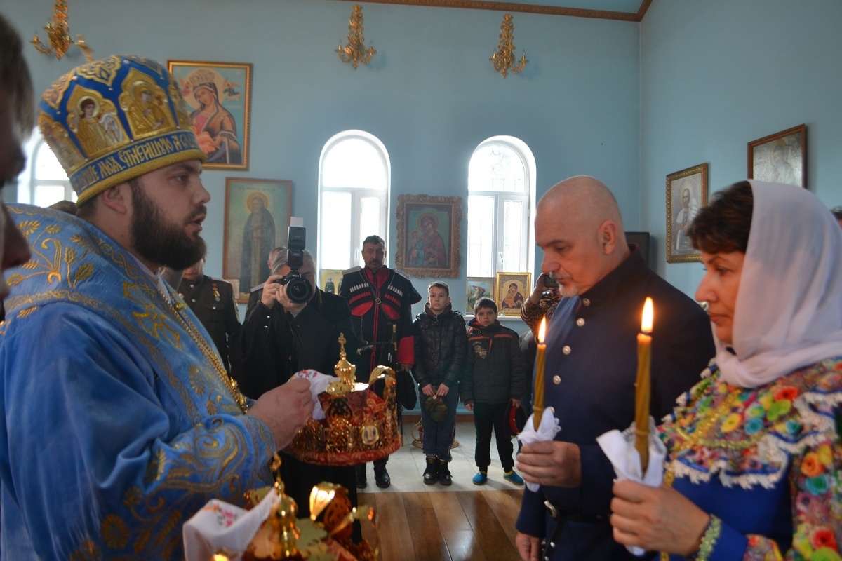 Епископ Даниил совершил таинство венчания в храме Рождества Пресвятой Богородицы села Ленинское