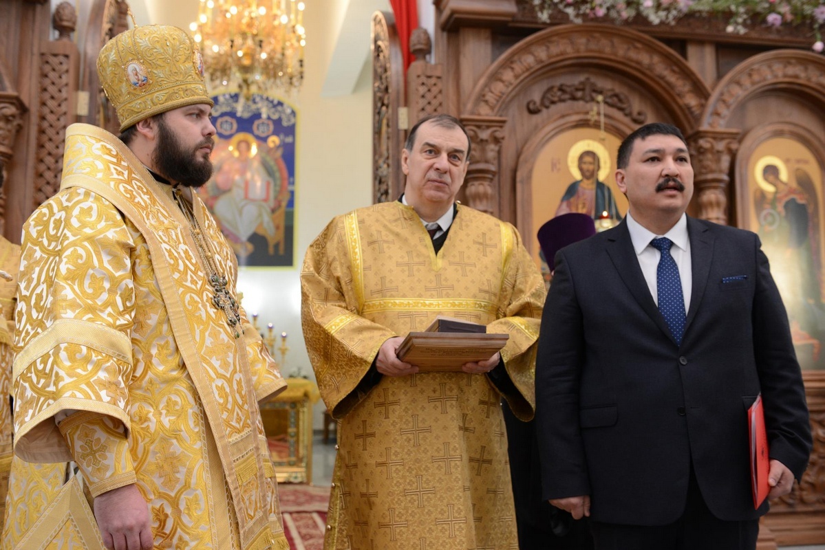 Епископ Даниил вручил послу Российской Федерации юбилейную медаль