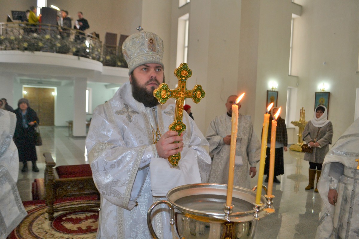 В Крещенский сочельник епископ Даниил совершил чин Великого освящения воды во Владимирском храме Бишкека