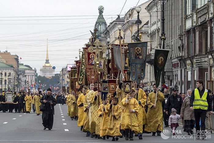 Около 100 тысяч человек прошли крестным ходом по Невскому проспекту